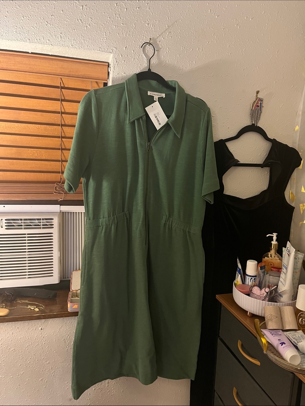 Classic Green Short-Sleeve Zip Dress with Collared Neck